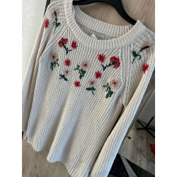 Sweter dziergany z ozdobnymi kwiatami rozmiar 42